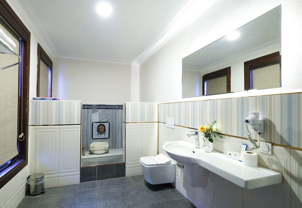 Luxury Room, 1 Queen Bed | Minibar, in-room safe, soundproofing, iron/ironing board