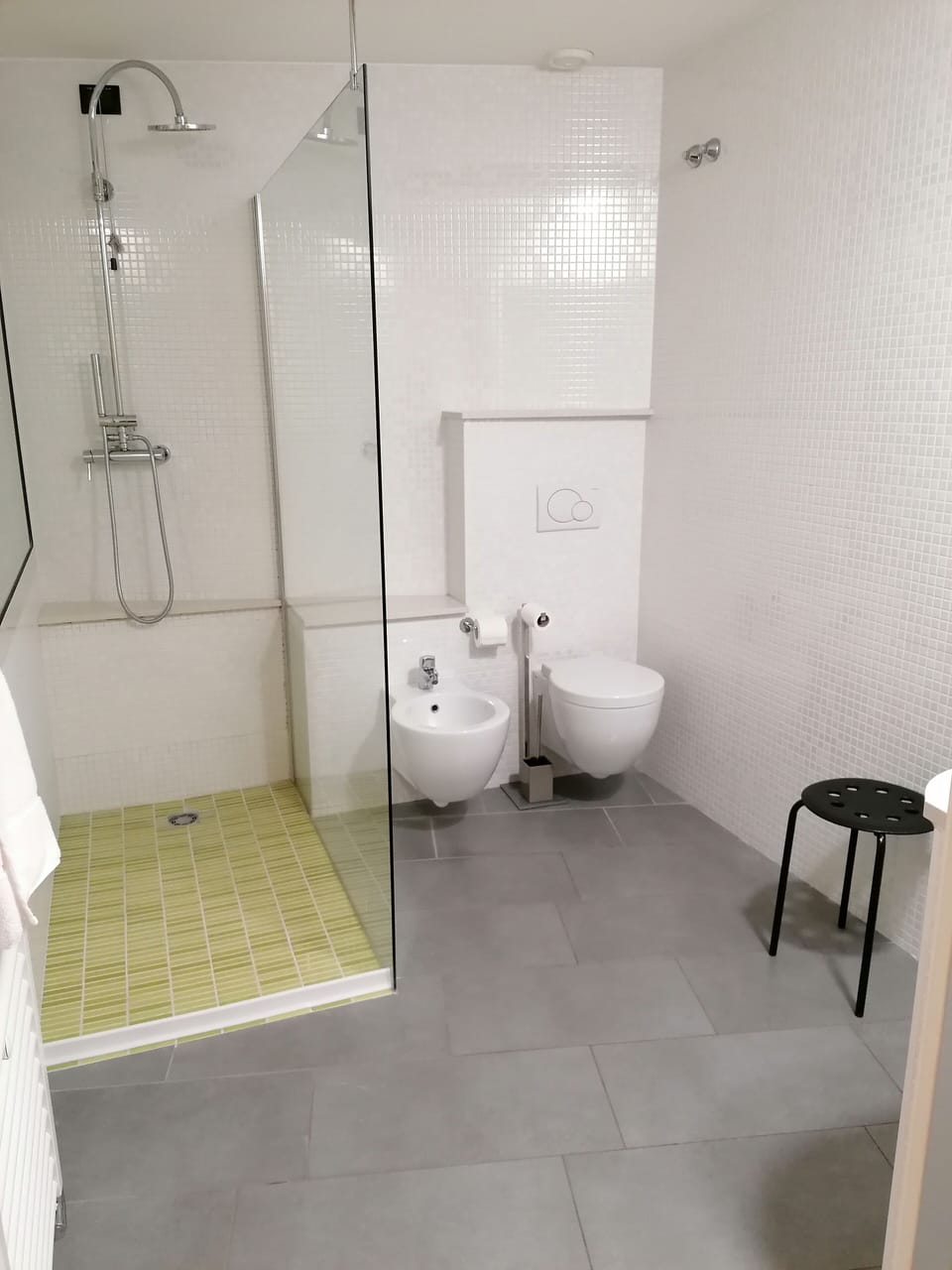Classic Triple Room | Bathroom | Shower, hair dryer, bidet, towels