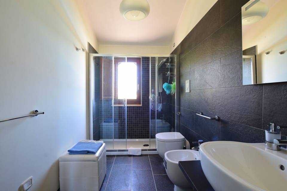 Standard Double Room, Shared Bathroom | Bathroom | Shower, free toiletries, hair dryer, towels