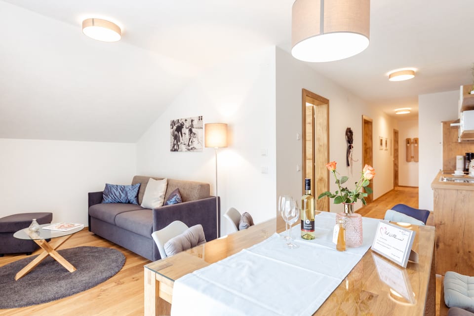Apartment, 2 Bedrooms (6 pax) | In-room dining