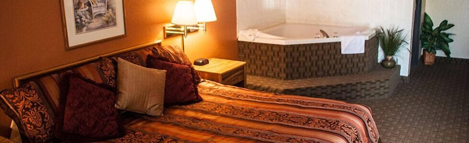 Standard Suite, 1 King Bed, Non Smoking (Whirlpool) | Desk, blackout drapes, soundproofing, iron/ironing board (on request)