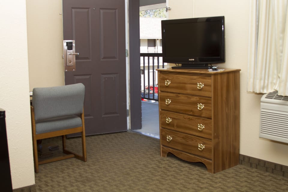 Standard Room, 1 Queen Bed, Non Smoking | Desk, blackout drapes, soundproofing, iron/ironing board (on request)