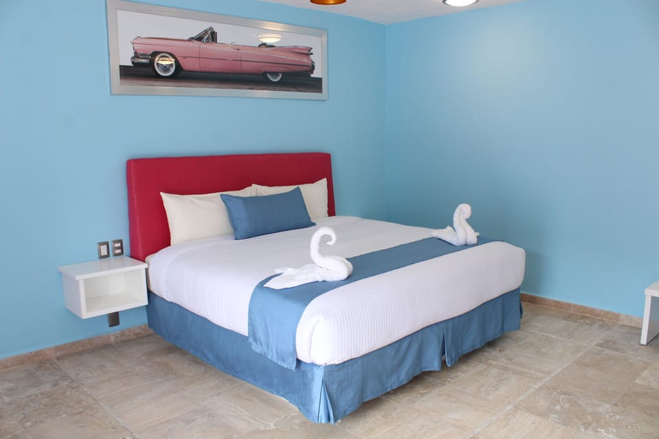Deluxe Single Room, 1 King Bed with Sofa bed | Desk, laptop workspace, iron/ironing board, free WiFi