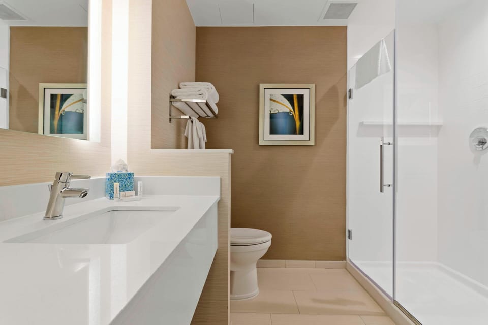 Combined shower/tub, hair dryer, towels
