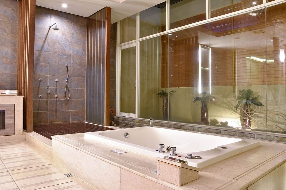 Deluxe Double Room, 1 King Bed | Bathroom | Separate tub and shower, rainfall showerhead, free toiletries