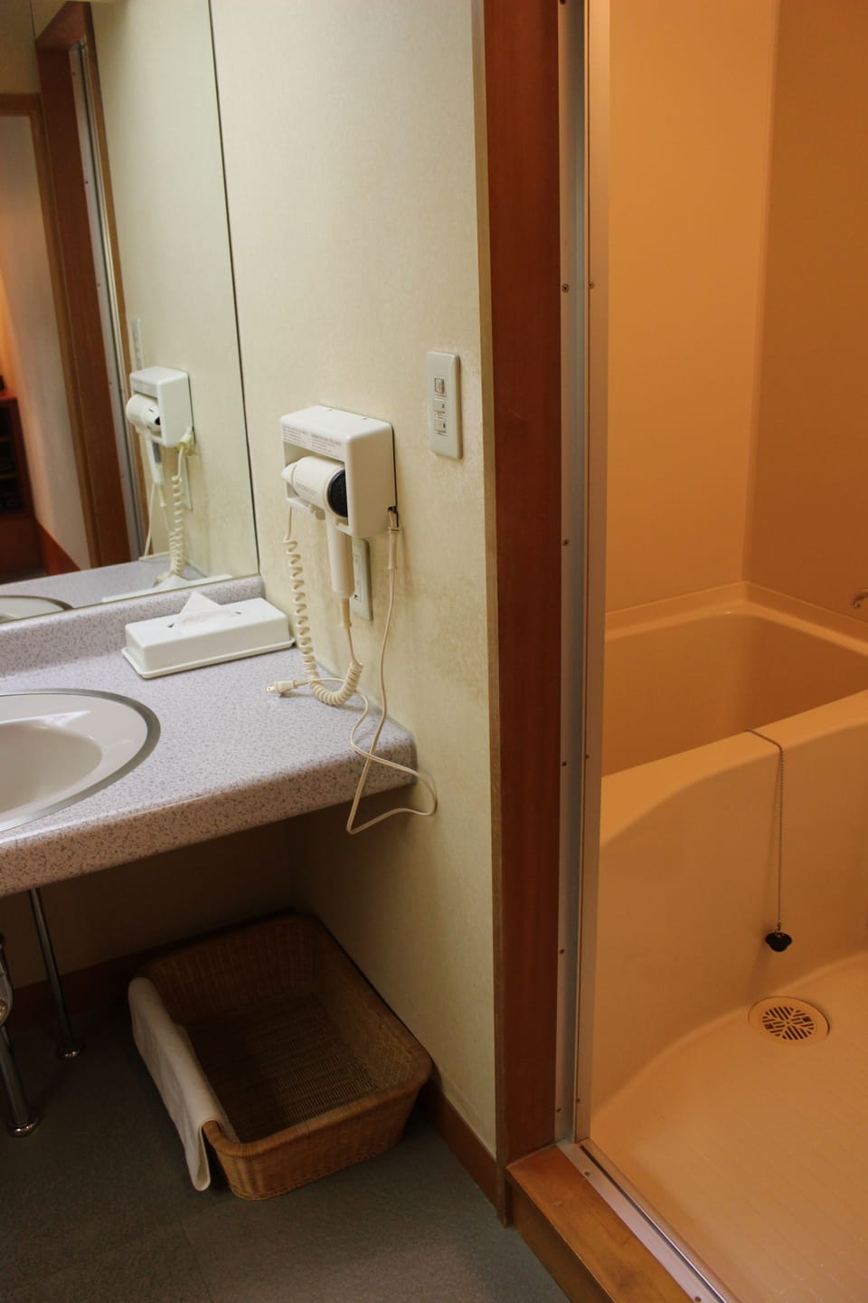 Combined shower/tub, free toiletries, hair dryer, slippers