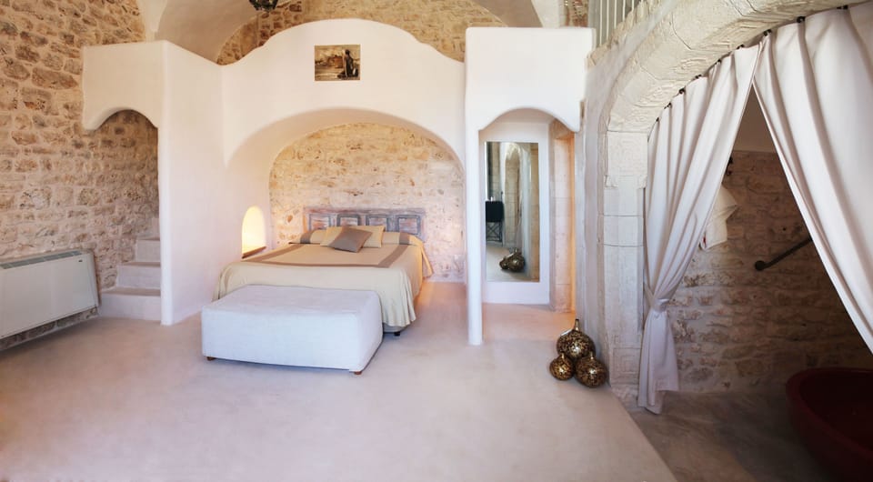 Romantic Room | Premium bedding, minibar, individually decorated, individually furnished