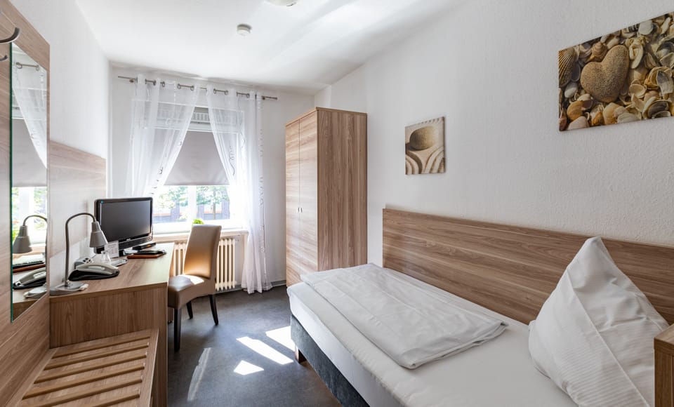 Basic Single Room | In-room safe, desk, free WiFi, bed sheets