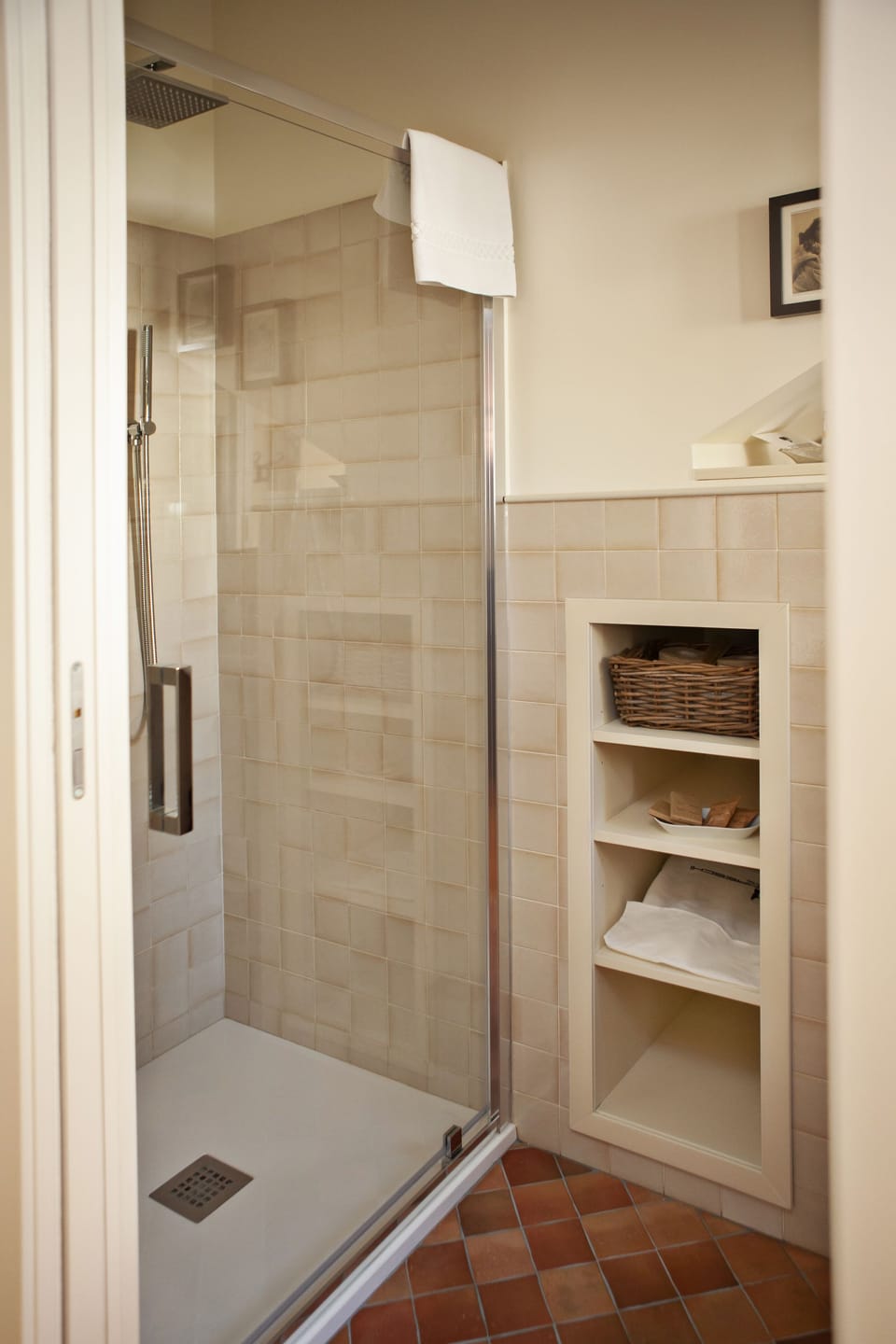 Suite | Bathroom | Shower, rainfall showerhead, free toiletries, hair dryer