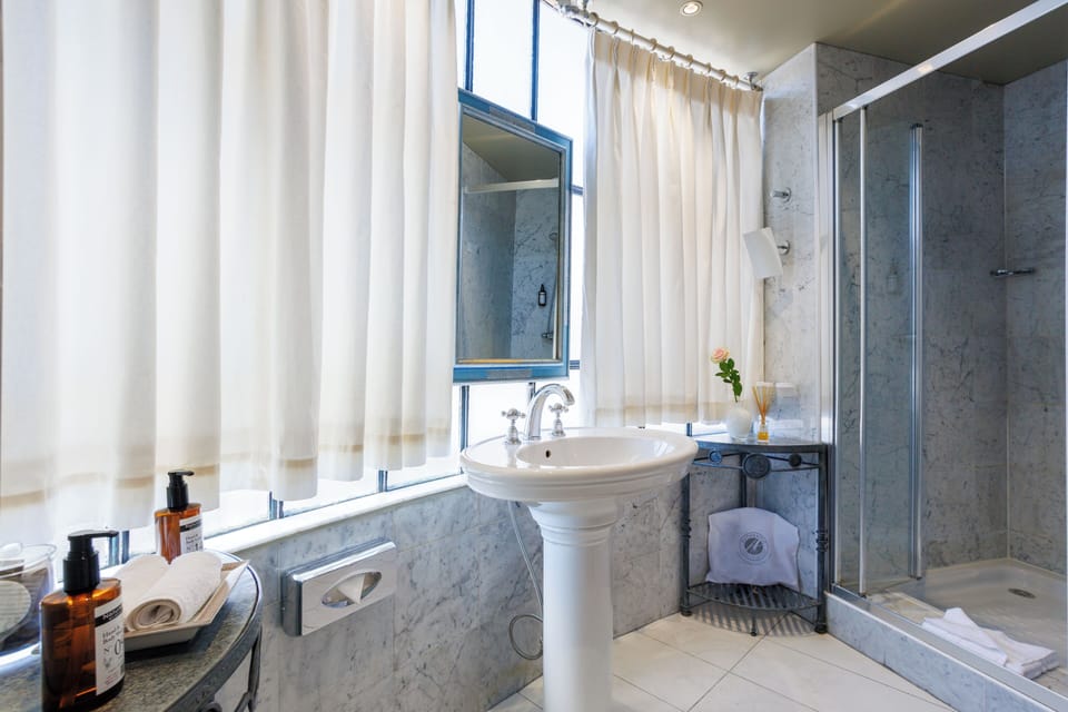 Rotunda Room (Wine tasting included) | Bathroom | Designer toiletries, hair dryer, towels, soap