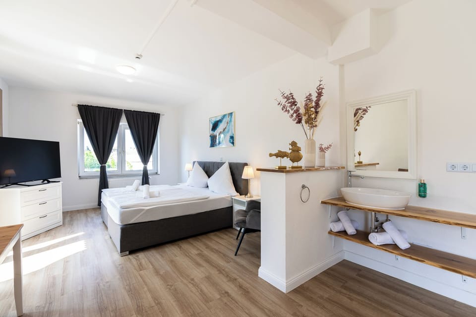 Deluxe Double Room, 1 King Bed, Bathtub, Corner | Desk, laptop workspace, WiFi (free), bed sheets