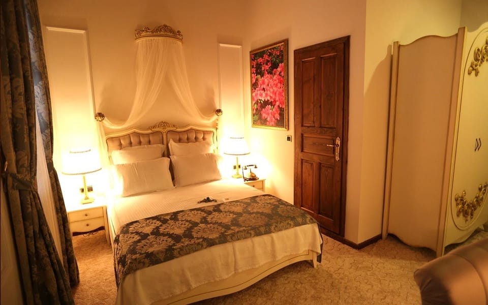 Standard Double Room | Minibar, in-room safe, desk, soundproofing