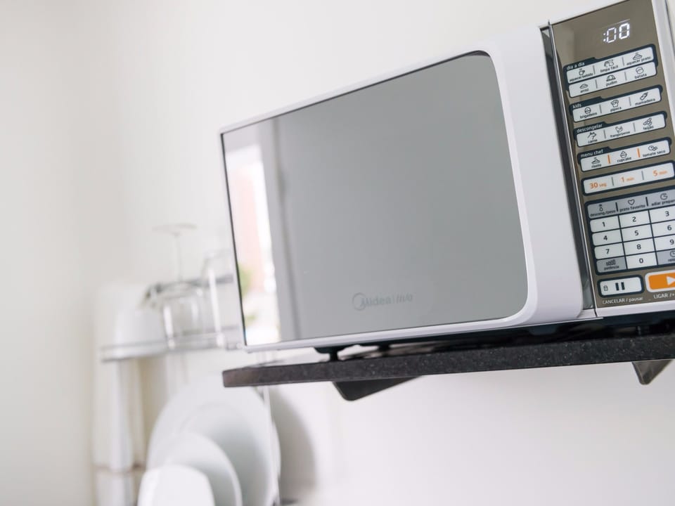 Business Studio | Private kitchenette | Mini-fridge, microwave, cookware/dishes/utensils