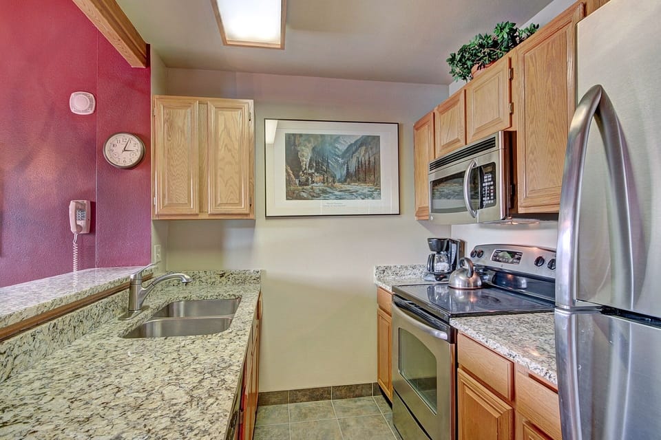 Studio | Private kitchen | Full-size fridge, microwave, oven, stovetop
