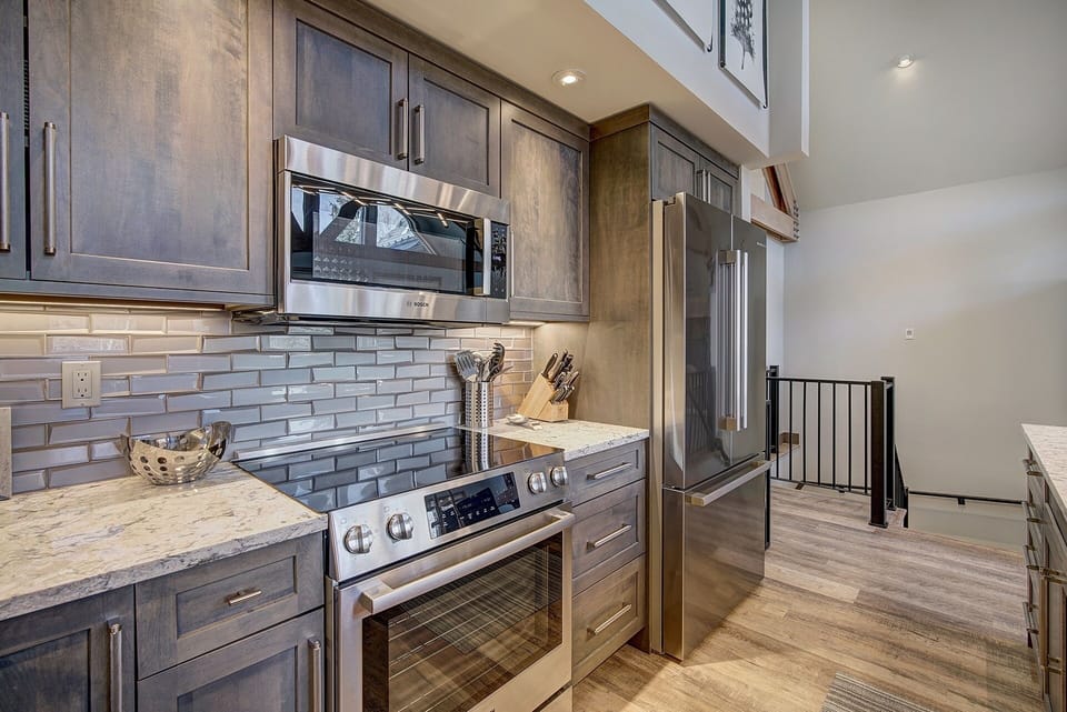 Townhome, 3 Bedrooms | Private kitchen | Full-size fridge, microwave, oven, stovetop