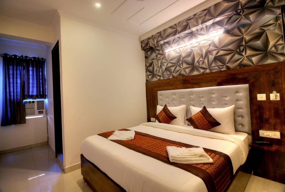 Premium bedding, in-room safe, desk, soundproofing