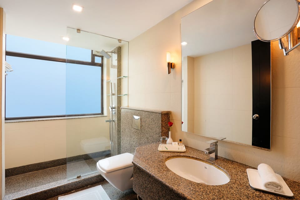 Superior Double Room, 1 King Bed, Accessible | Bathroom | Shower, free toiletries, towels
