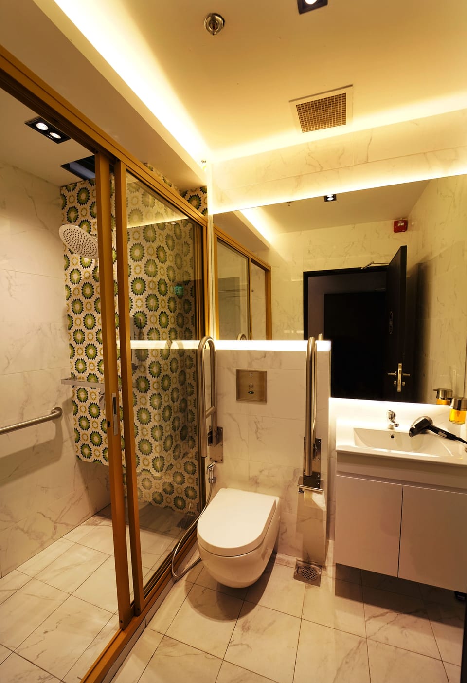 Private Room with 2 Queen Capsule | Bathroom | Shower, rainfall showerhead, free toiletries, hair dryer (on request)