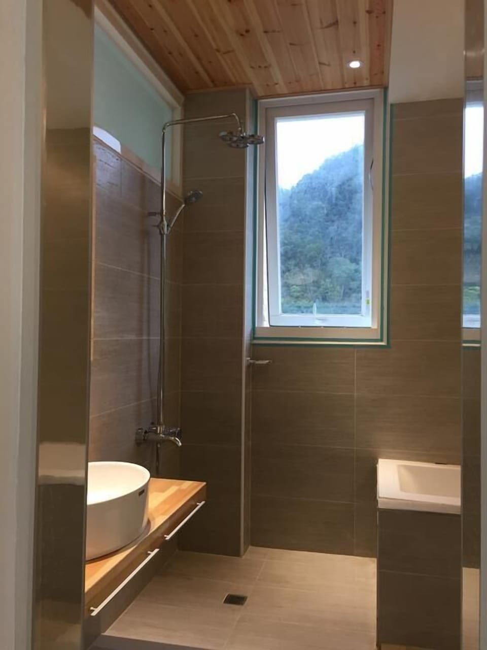 Family Quadruple Room | Bathroom sink