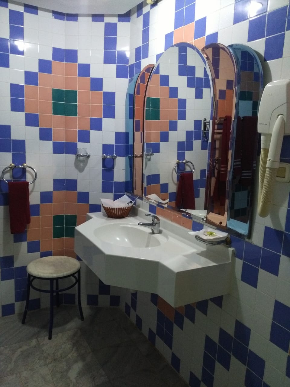 Combined shower/tub, free toiletries, hair dryer, towels