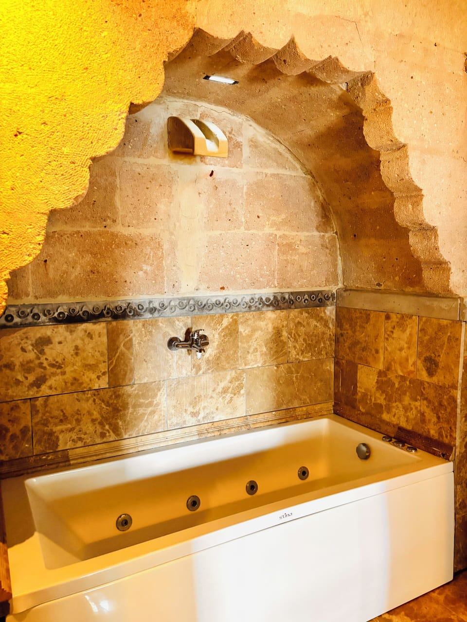 Classic Room, Valley View, Garden Area | Bathroom | Shower, rainfall showerhead, slippers, towels