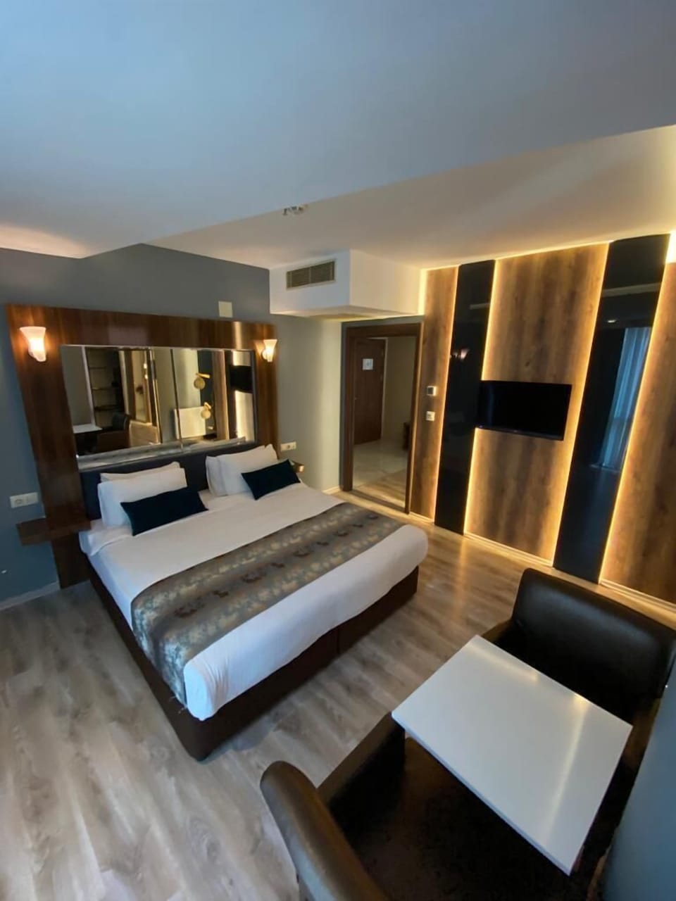 Deluxe Double Room | Minibar, in-room safe, desk, soundproofing