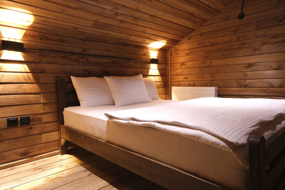 Standard Bungalow | Desk, bed sheets