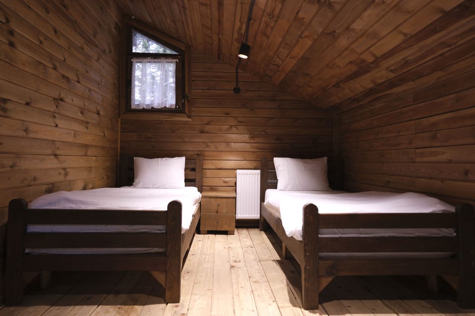Standard Bungalow | Desk, bed sheets