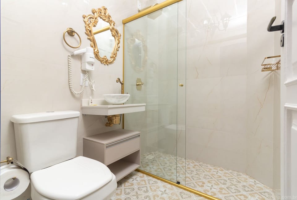 Deluxe Double Room | Bathroom | Shower, free toiletries, hair dryer, towels