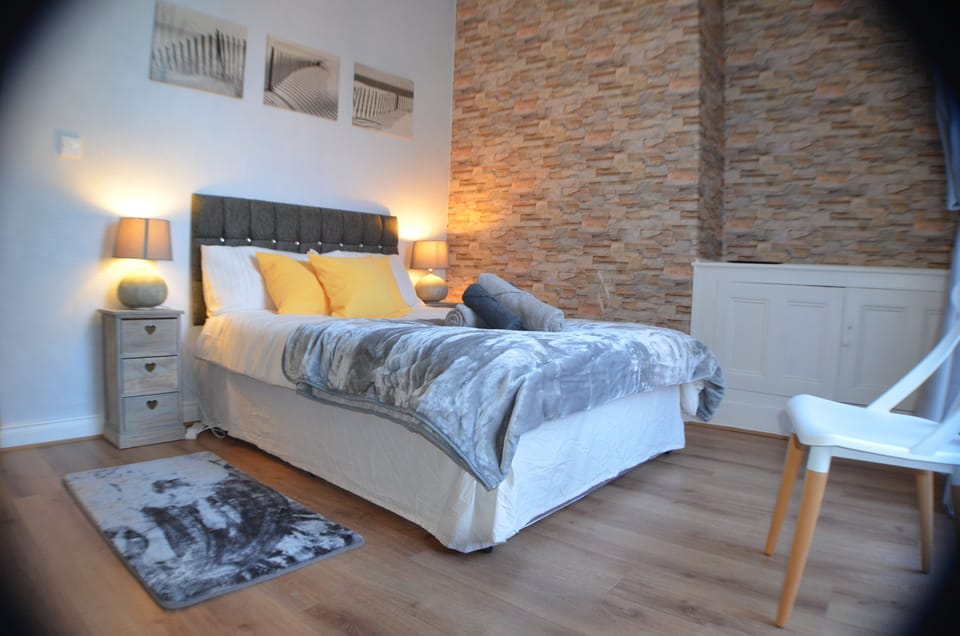 Deluxe Double Room, Ensuite | Iron/ironing board, free WiFi, bed sheets