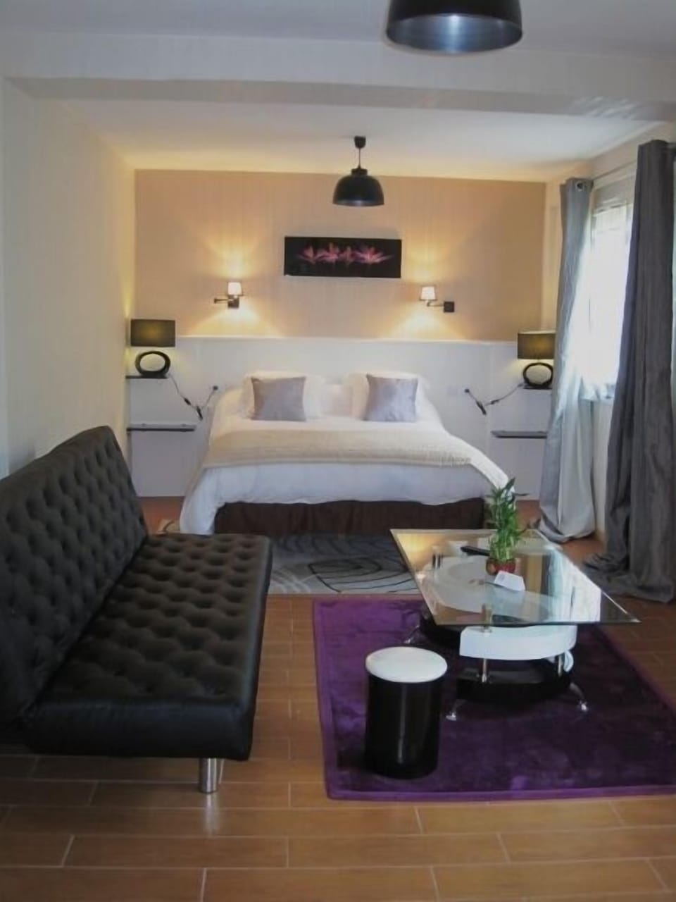 Suite | Premium bedding, desk, soundproofing, free cribs/infant beds