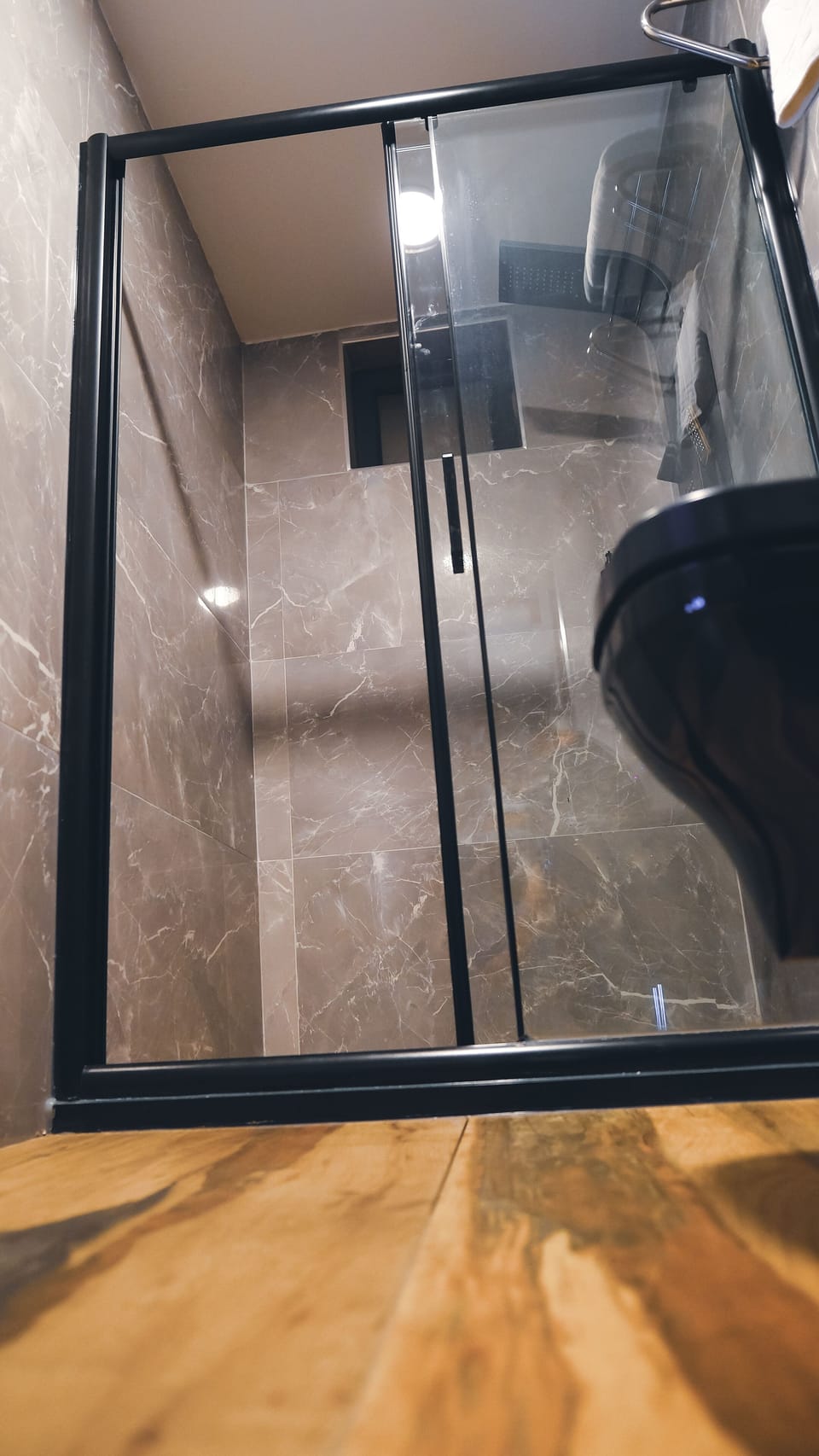 Shower, jetted tub, free toiletries, hair dryer
