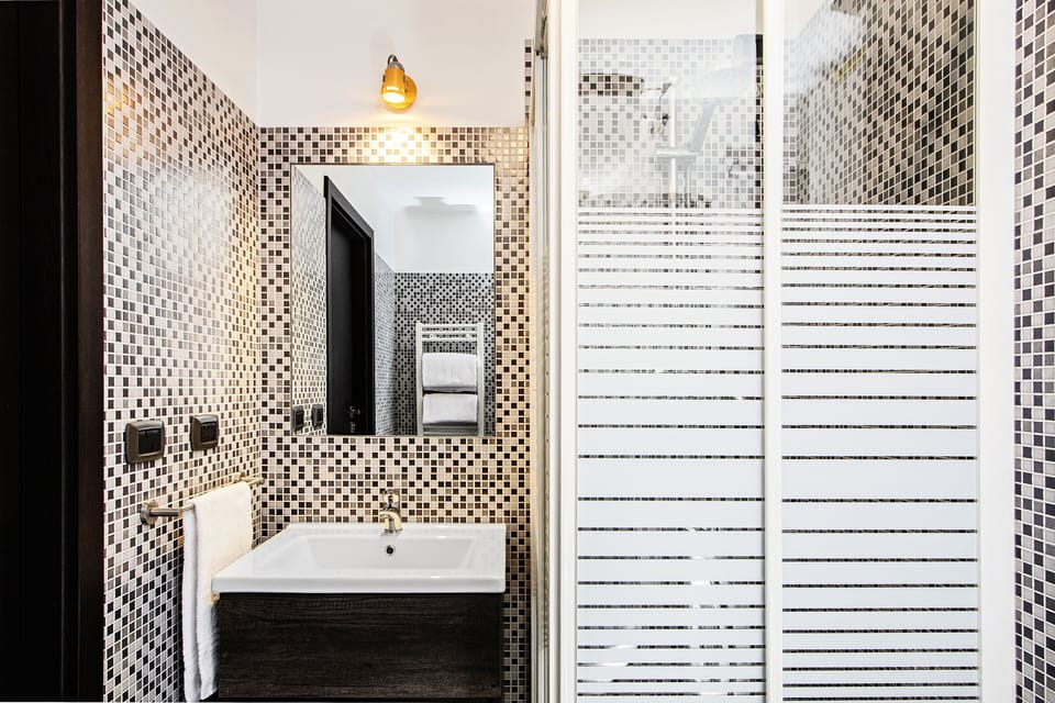 Double or Twin Room (External Private Bathroom) | Bathroom | Shower, rainfall showerhead, designer toiletries, hair dryer