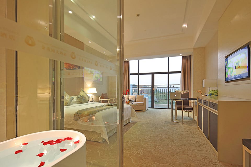 Deluxe King Room(6th Building) | Premium bedding, minibar, in-room safe, desk