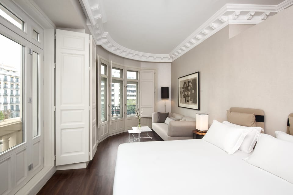 Premium bedding, free minibar, in-room safe, desk