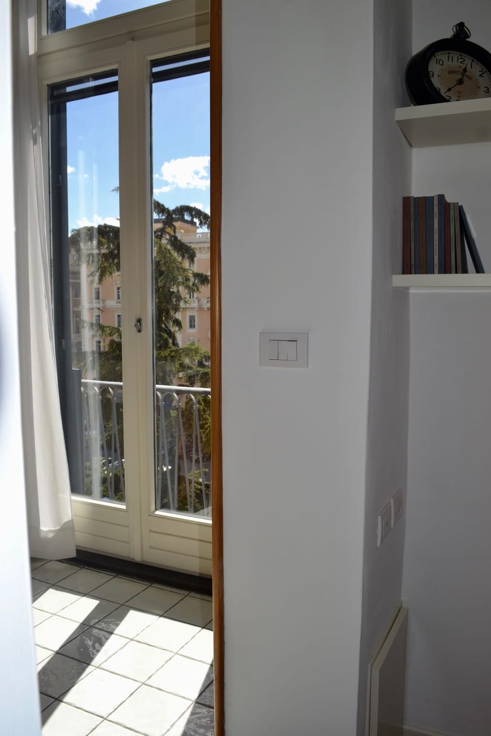 Deluxe Apartment, City View | Living area