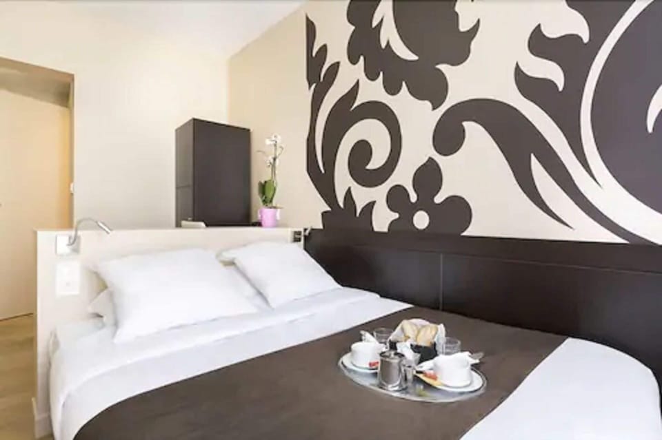 Classic Double Room | 1 bedroom, blackout drapes, iron/ironing board, free WiFi