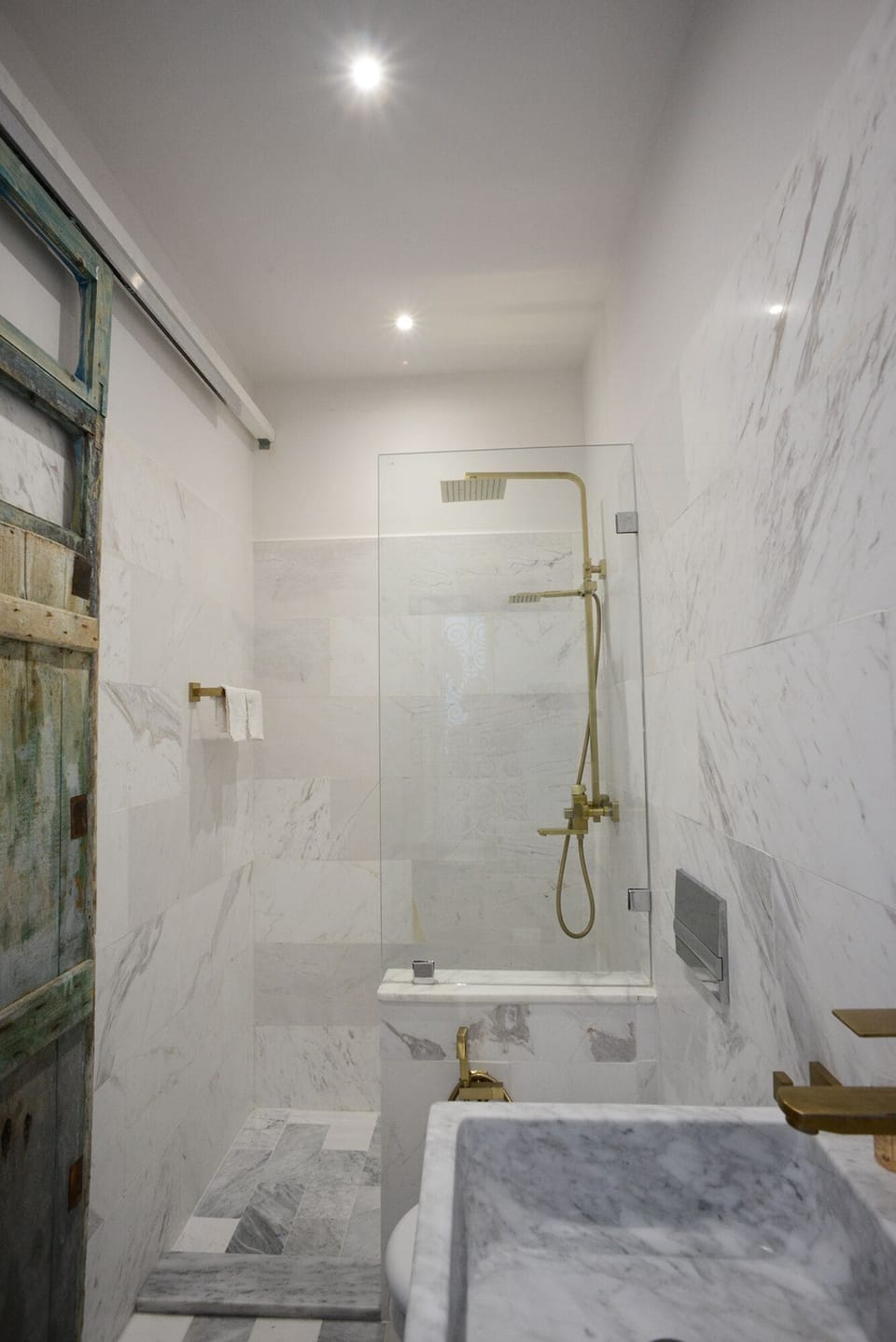 Premium Suite, Ensuite (Yasmine) | Bathroom | Free toiletries, slippers, towels