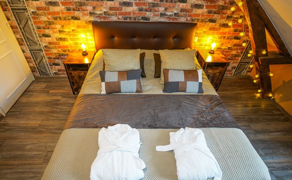 Room (Loft Industriel) | Individually decorated, individually furnished, desk, blackout drapes