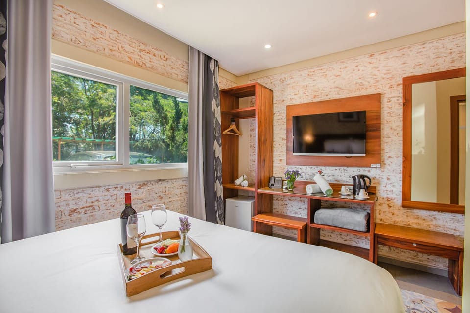 Standard Casal | Premium bedding, pillowtop beds, minibar, laptop workspace