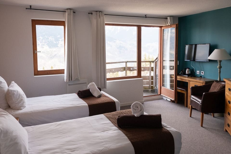 Twin Room, Balcony | Premium bedding, desk, cribs/infant beds, free WiFi