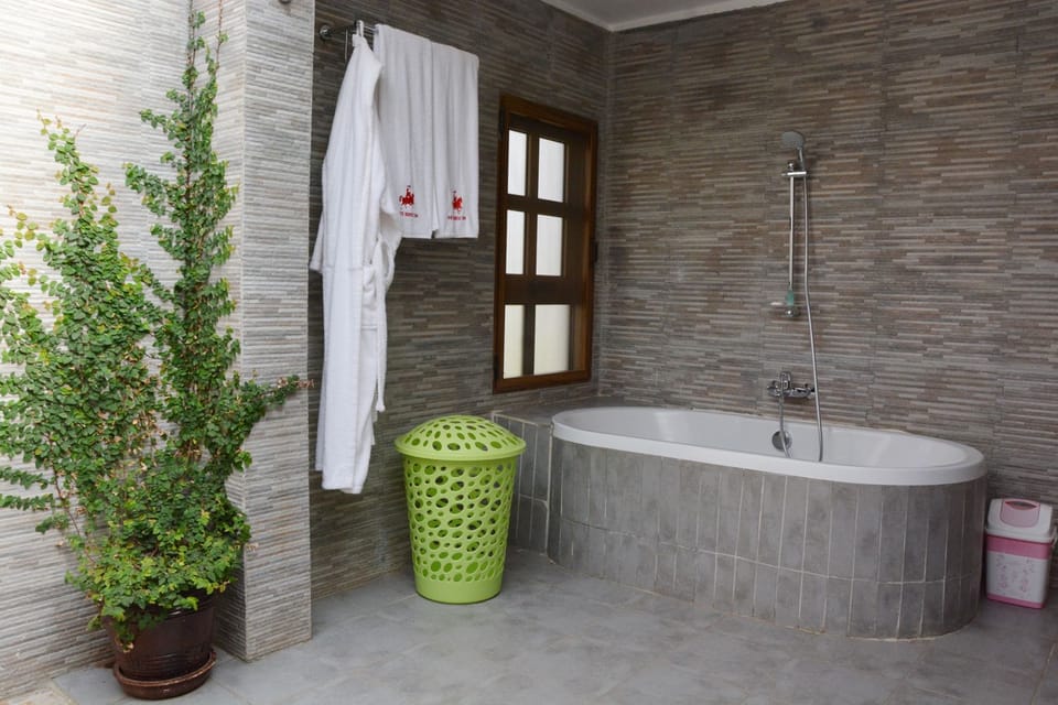 Deep soaking bathtub