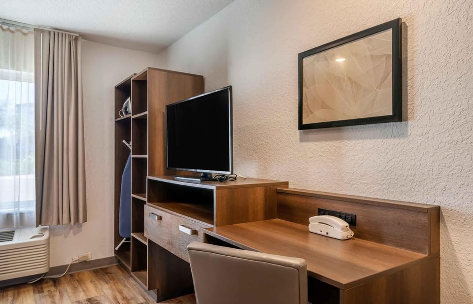 Desk, laptop workspace, iron/ironing board, free WiFi