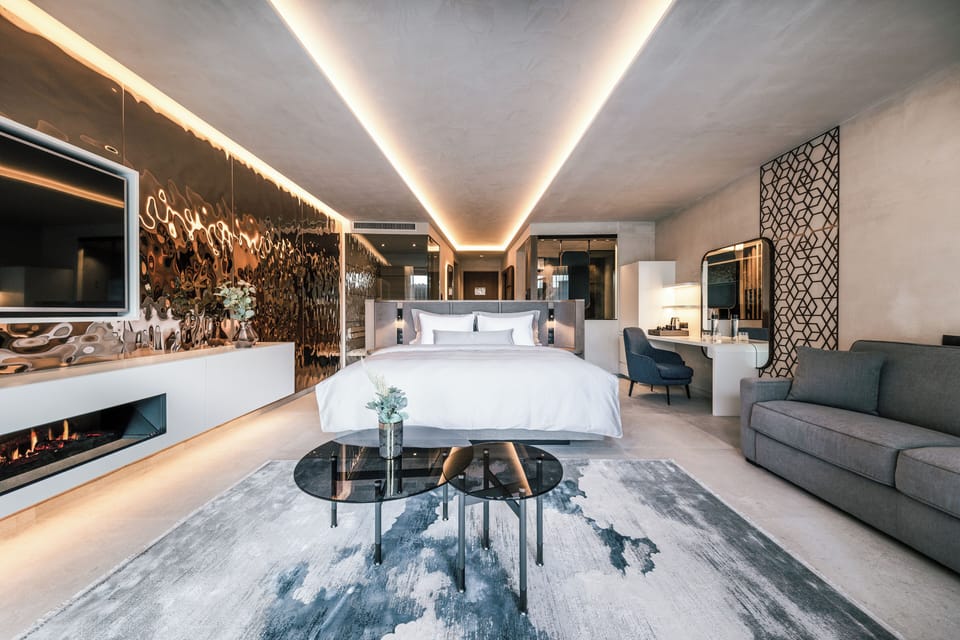 Deluxe Studio Suite, 1 King Bed, Pool View | Frette Italian sheets, premium bedding, down comforters, minibar