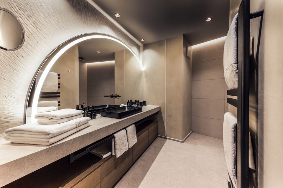 Comfort Suite, 1 King Bed, Mountain View, Poolside | Frette Italian sheets, premium bedding, down comforters, minibar