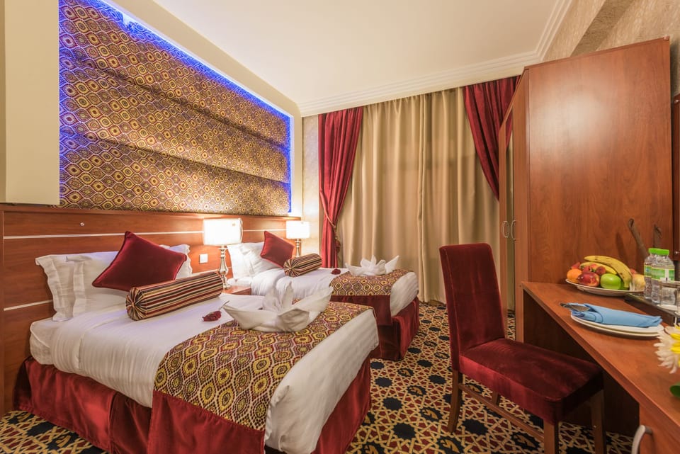 Twin Room, 2 Twin Beds | Minibar, in-room safe, soundproofing, iron/ironing board (on request)