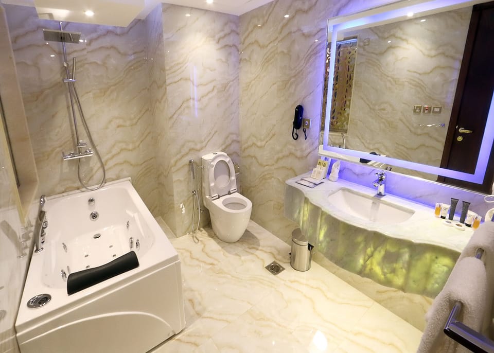 Double Room | Bathroom | Shower, free toiletries, hair dryer, bidet