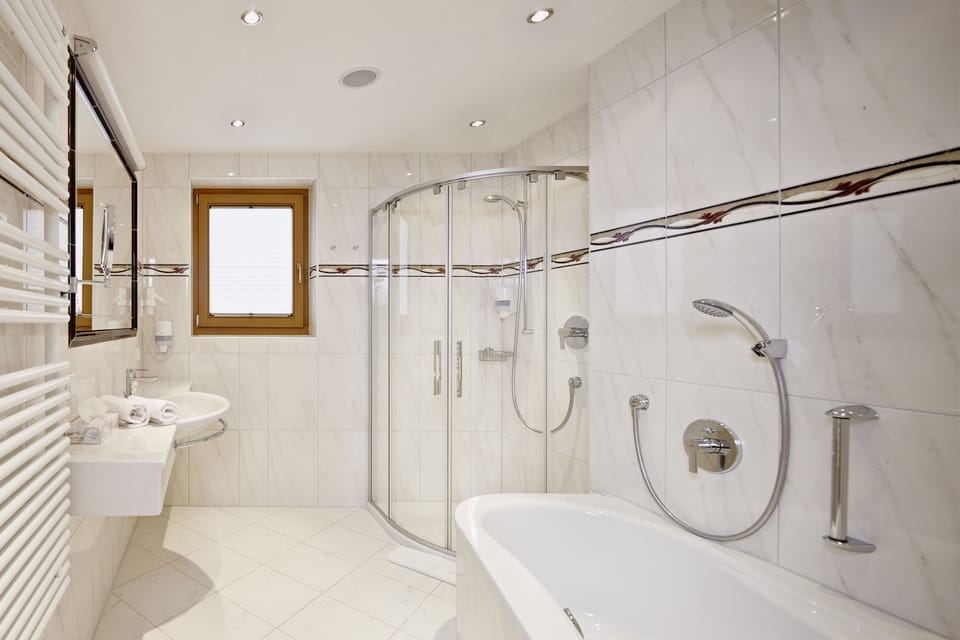 Deluxe Double Room | Bathroom | Free toiletries, hair dryer, slippers, towels