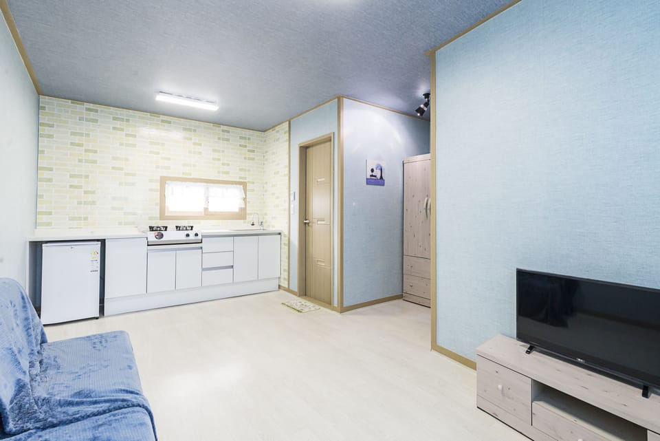 Room (Korean Ondol) | Private kitchen | Fridge, microwave, stovetop, electric kettle