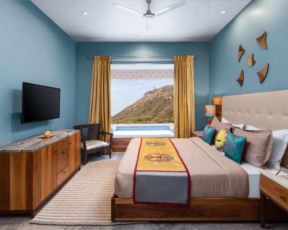 Premium Room | Minibar, in-room safe, desk, laptop workspace